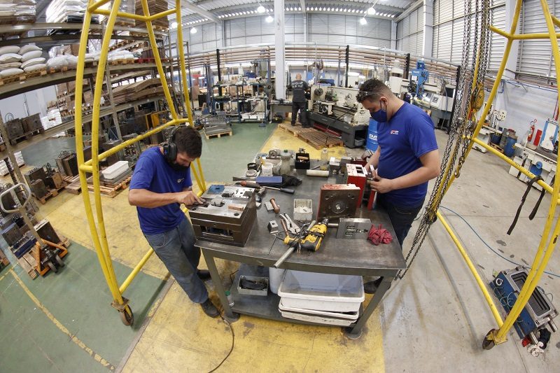 Ferramenteiros construindo designs de moldes de injeção.