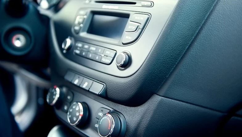 Painel interno de carro com peças feitas por injeção plástica.