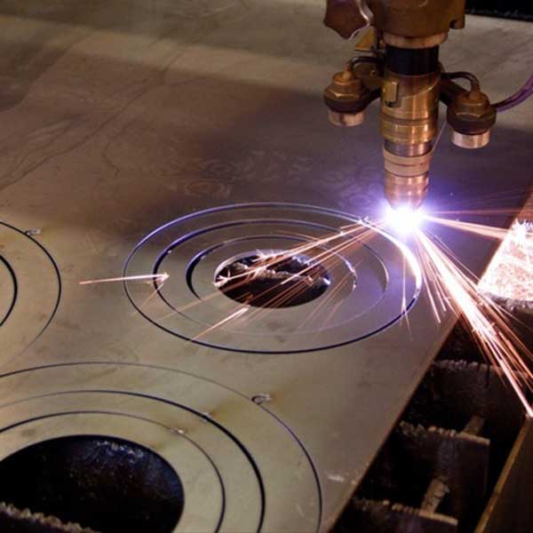 Máquina de corte a plasma CNC cortando metal em círculos.