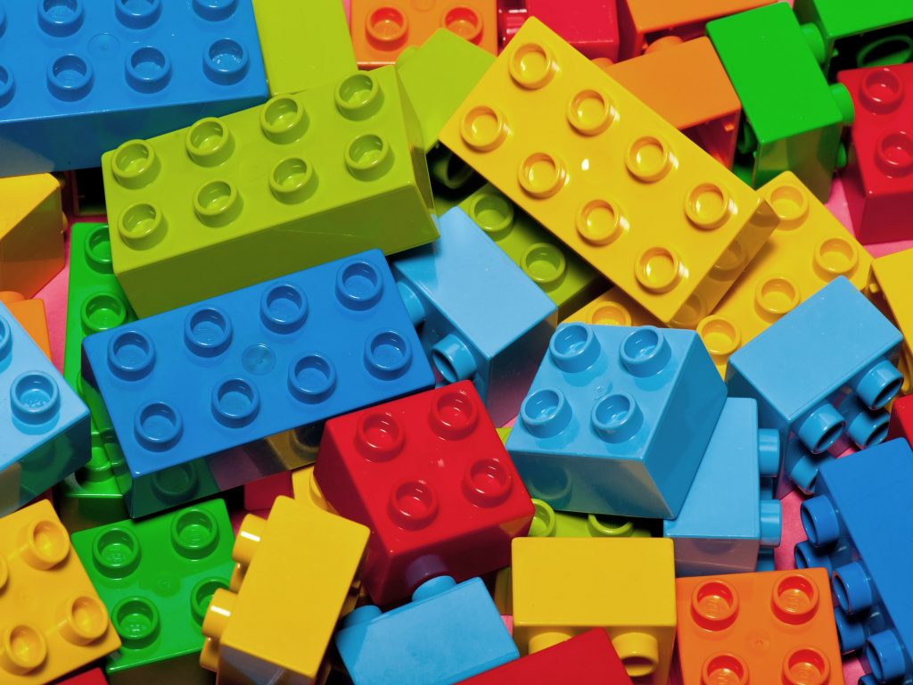 Legos coloridos feitos de plástico ABS.