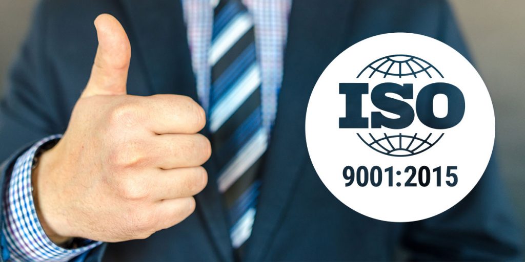 Homem fazendo sinal afirmativo e selo de certificação ISO 9001:2015